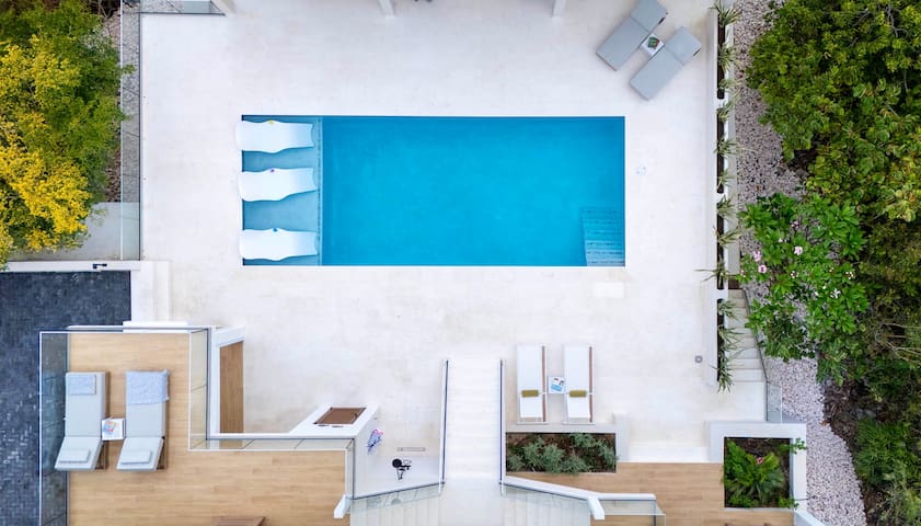 Coral Estate Rentals managed Airbnb listing 2