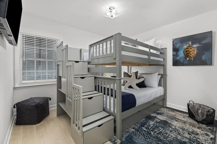 Furaha inakidhi utendaji katika kitanda chetu mahususi cha ghorofa, ikitoa mpangilio wa kipekee na wa starehe wa kulala