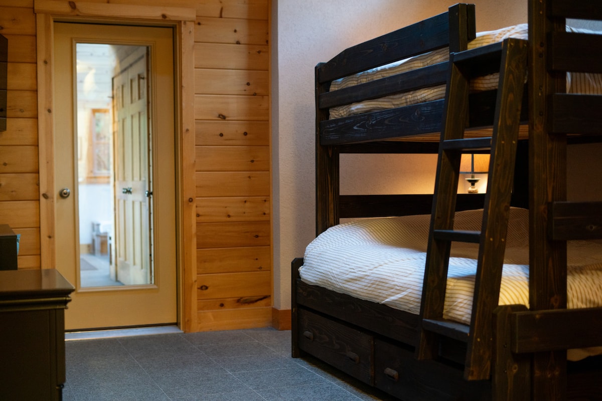 חדר שינה 3: (קומה ראשונה) כולל מיטת קומתיים מלאה עם טלוויזיה וגישה לאזור בריכה/ג'קוזי