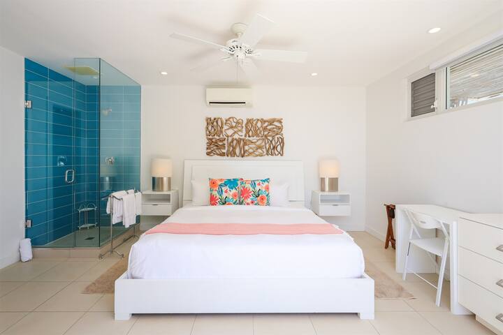 Edge of Paradise: Luxury Villa w/Pool by the Beach