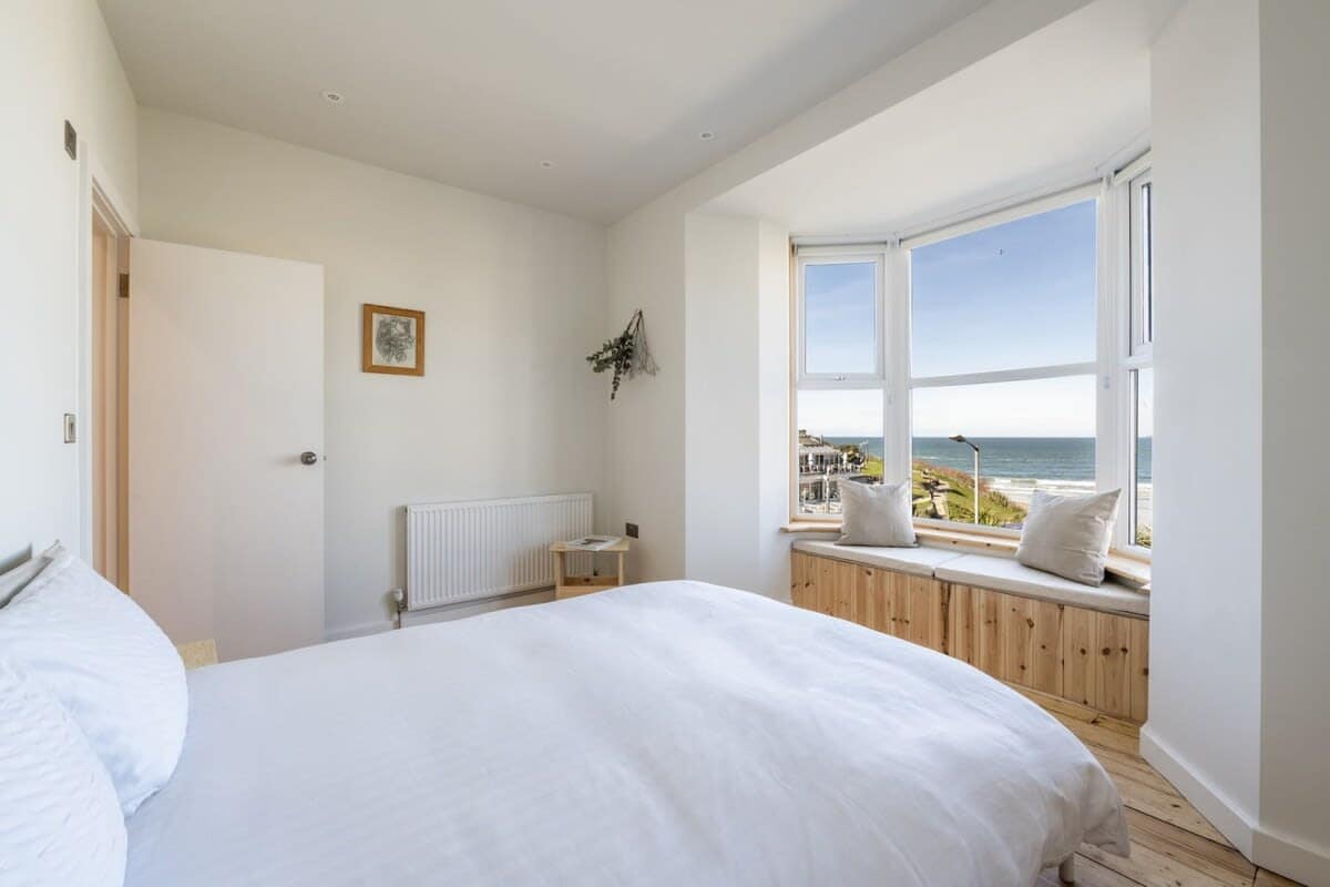 Kingsize bedroom with sea views