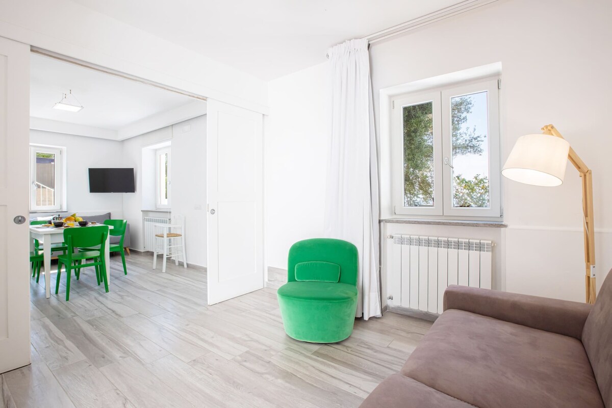 Dnevni boravak s potpuno opremljenom kuhinjom, blagovaonicom, kaučem i TV-om ravnog ekrana