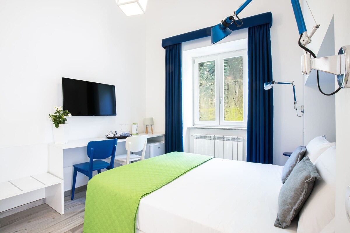 Spavaća soba 3 - bračni krevet (širine 150-179 cm) s ravnim TV-om 