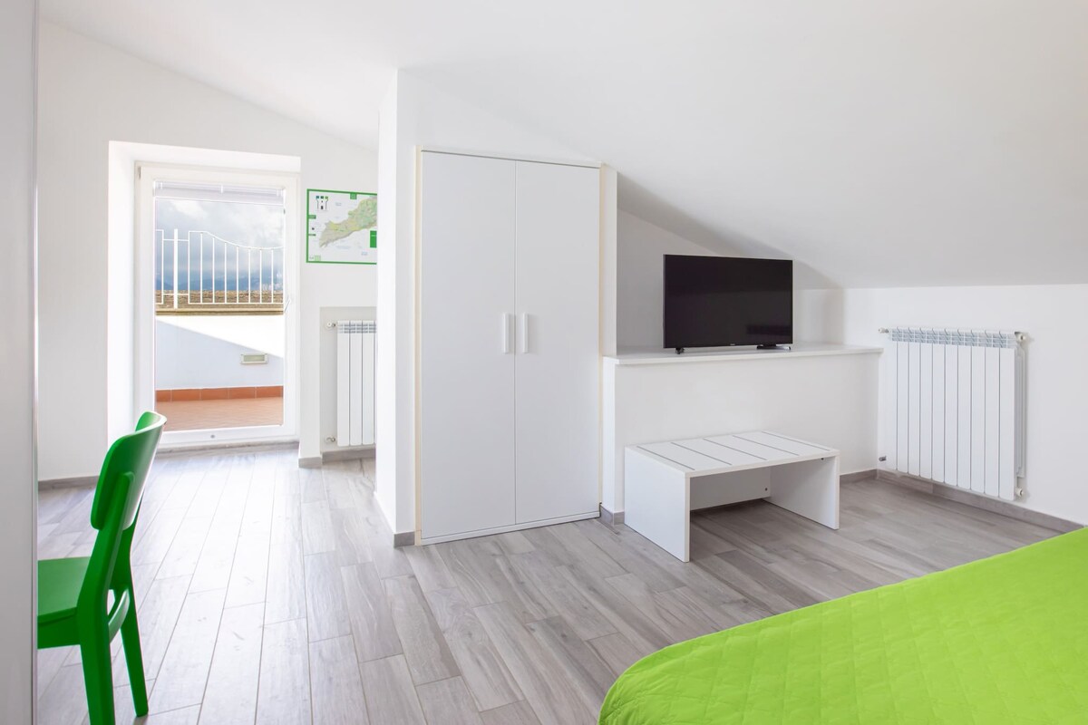 Spavaća soba 4 - bračni krevet povezan s kuhinjom s ravnim ekranom za TV