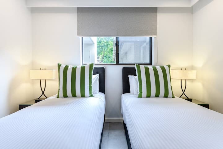 Druhá spálňa má dve manželské postele King, ktoré môžu byť na požiadanie usporiadané do manželskej postele.