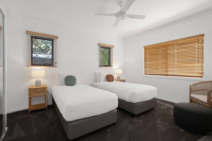 Postele môžu byť nakonfigurované ako manželská posteľ.  V čase rezervácie upresnite konfiguráciu posteľnej bielizne.  Za neskoré zmeny môže byť účtovaný poplatok za volanie.