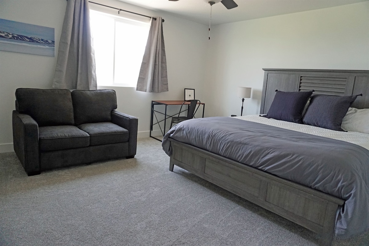 Bedroom 1: King bed & pullout twin sofa and ensuite bathroom