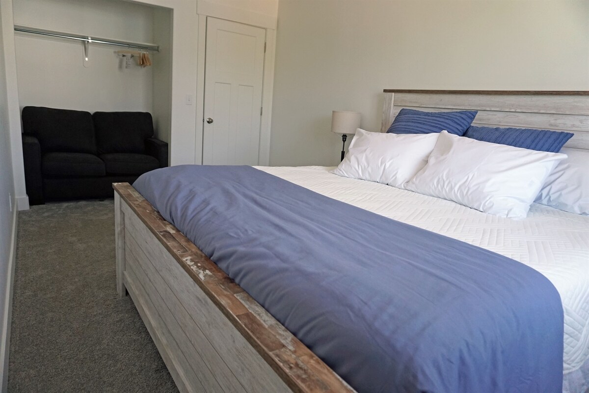 Bedroom 3: King bed + twin pull out sofa