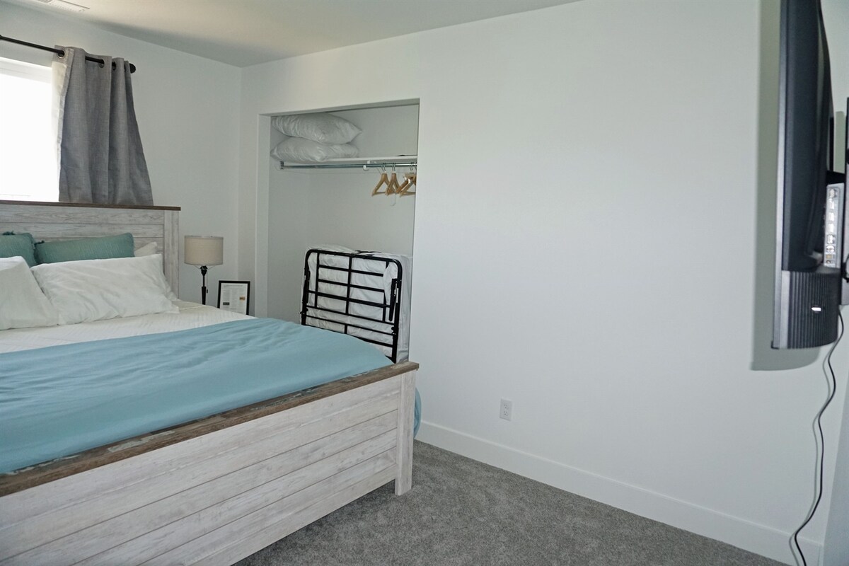 Bedroom 2: King bed + twin fold out bed