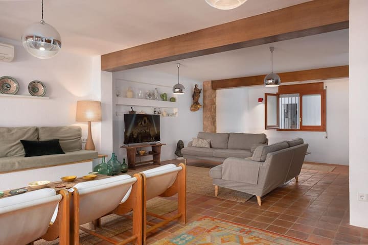 villa muga – town house in the center of tamariu-c