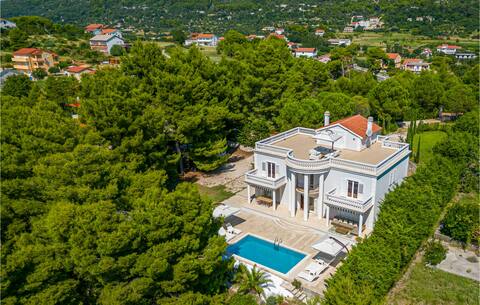 6 bedroom awesome home in Rab
