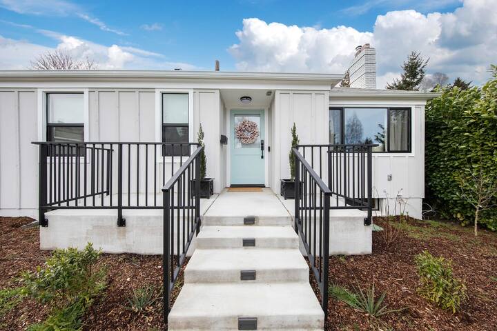 Brand New| Magnolia Designer’s 4BR Home w/ Yard gallery image 5