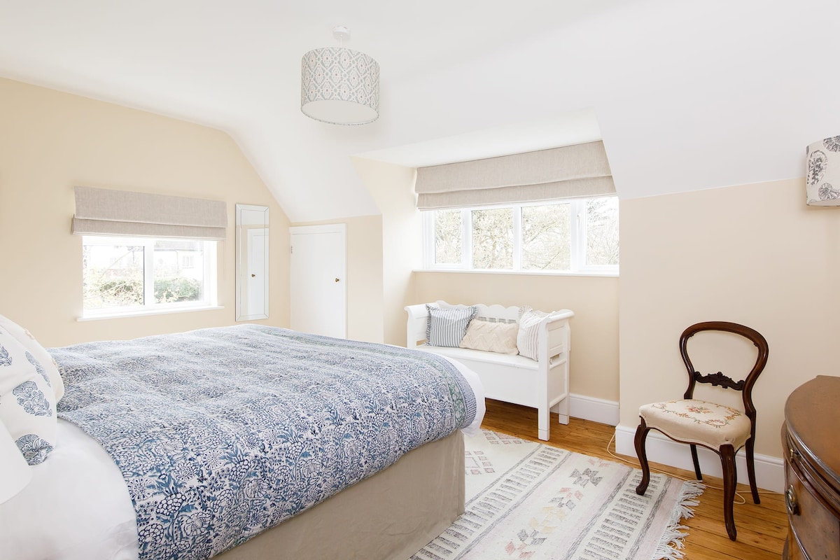 El dormitorio principal tiene una cama tamaño king que se puede dividir en cama doble. También tiene un colchón extraíble en el piso.