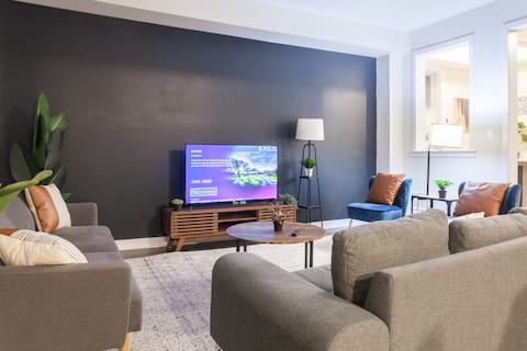 Spacious_Hamilton 4Bd Home - Airport - Sleeps 16 - TV