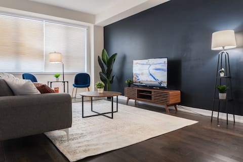Spacious_Hamilton 4Bd Home-Airport-Sleeps16-TV