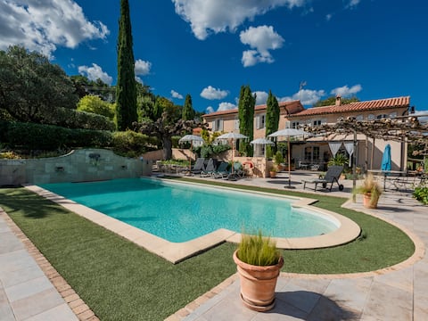 Villa with air conditioning, garden and pool