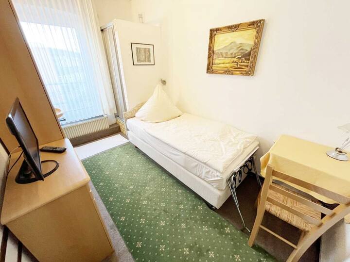 K85OG27 Guest room in Cologne with TV & WiFi Hotels for Rent in Köln