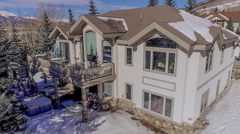 Splendid abode with awe-inspiring views, a hot tub