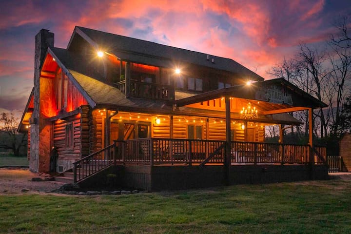 Back Porch Lodge on 5 Acres! Pool, Hot Tub, Creek! gallery image 2