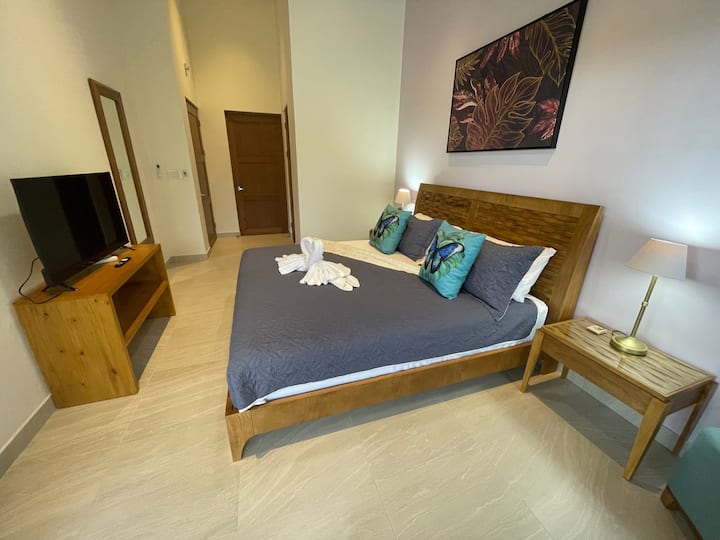 Apartman vlasnika ima ormar i vlastitu kupaonicu.