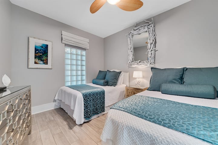 توفر غرفة الضيوف المجهزة تجهيزًا جيدًا سريرين مريحين كاملين الحجم وإضاءة ناعمة ونافذة توفر إضاءة طبيعية وإطلالة ممتعة.