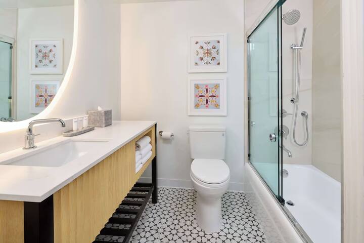 4 x 2 Bedroom 2 Bath Suite at OHANA Waikiki East gallery image 5