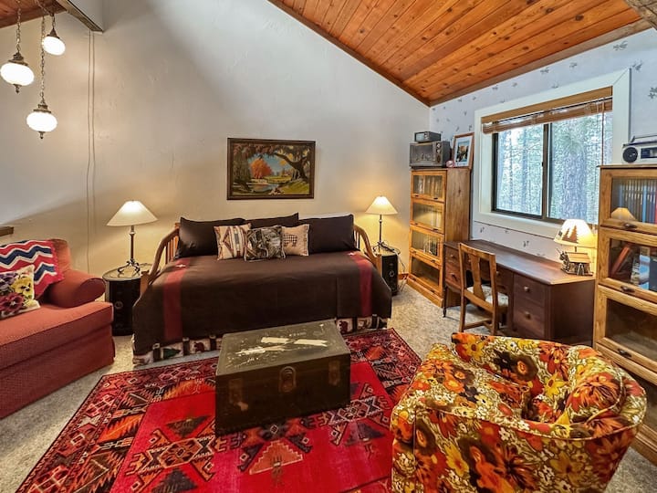 Loft en la planta superior con sofá cama