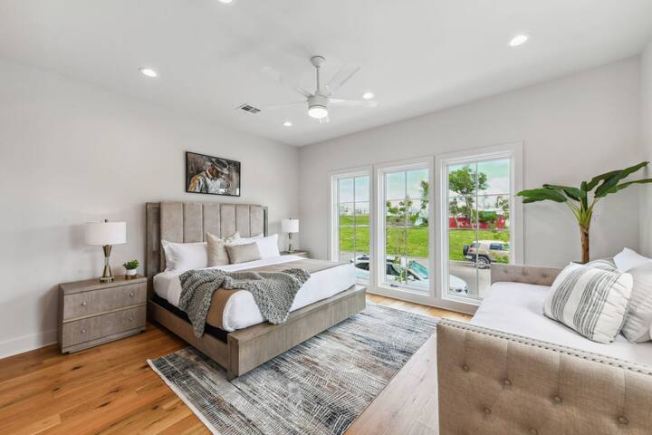 Elegant Stylish Home | Hot Tub & Pergola gallery image 4