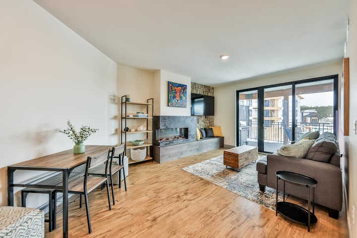 Топол и пријатен простор за живеење кој беспрекорно ги комбинира удобноста и стилот.