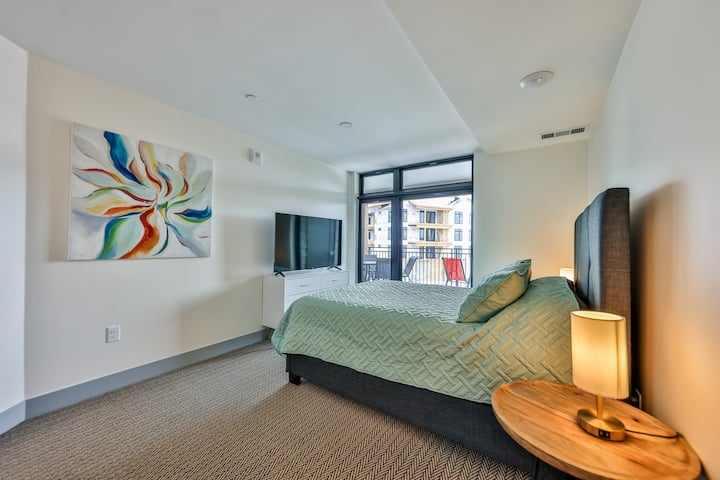 Луксузна приватна главна спална соба дизајнирана за мирни планински одмори и спокојни ноќи.