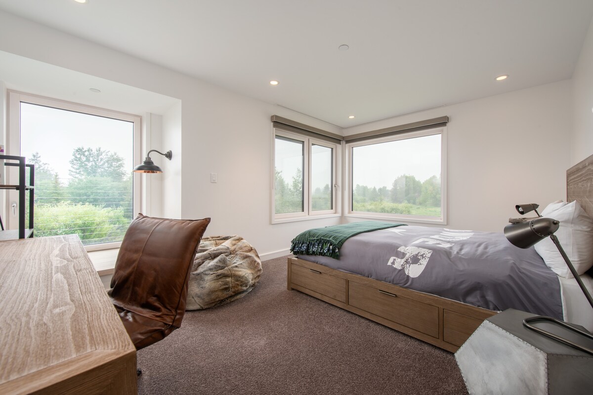 Dormitorio queen en la planta superior con baño adjunto