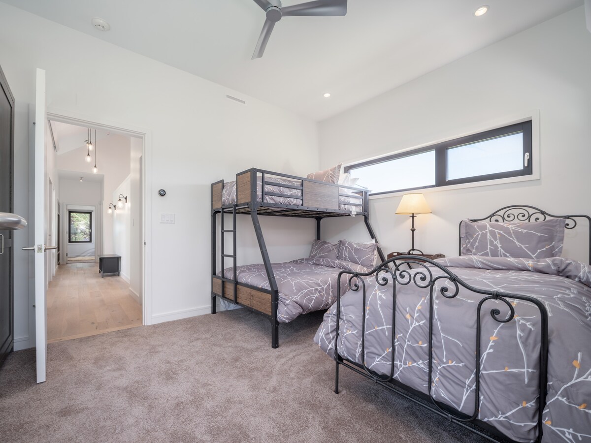 Habitación con litera para invitados Captains (cama tamaño queen en la parte inferior, dos camas individuales en la parte superior) más una cama individual adicional