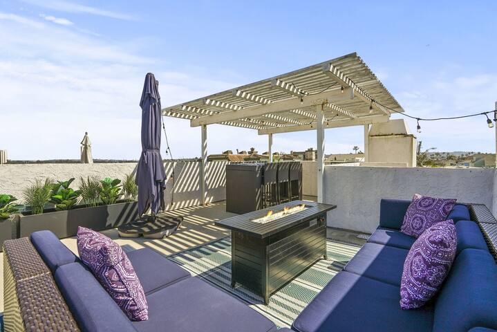 Massive Beach Home w/ AC, Garage, Spa & Bay View gallery image 2