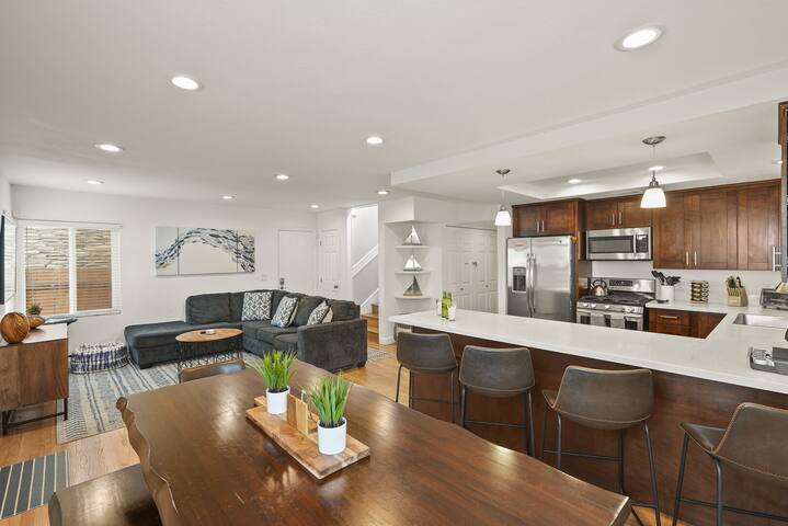 Massive Beach Home w/ AC, Garage, Spa & Bay View gallery image 4