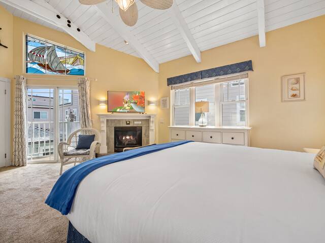 Classic Beach Paradise | Garage, AC & Large Patio gallery image 4