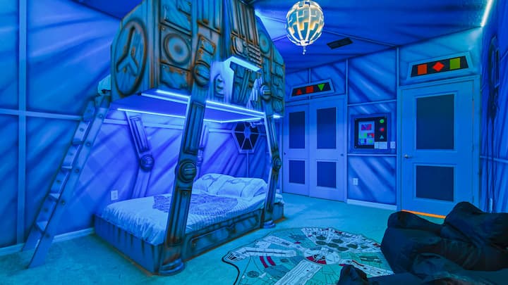 Ბავშვები გაერთობიან ამ ვარსკვლავური ომების საძინებელში ლამაზი განათებით