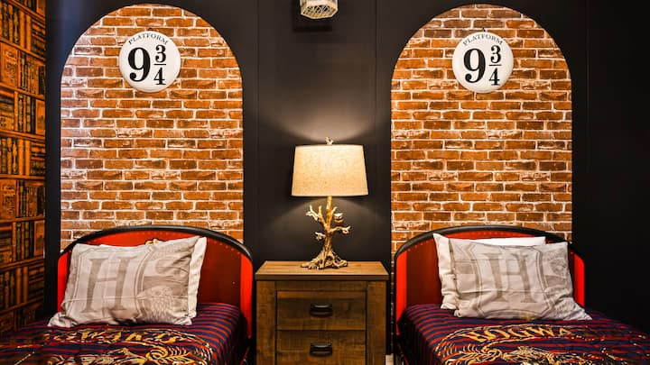 Ჯადოქრობით შთაგონებული ოთახი პლატფორმით 9¥ დეკორით, მყუდრო საწოლებითა და მომაჯადოებელი განათებით.