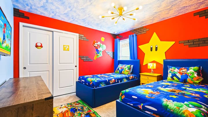 Მარიოს თემატური ოთახი ფერადი ფრესკებით, მყუდრო საწოლებითა და სახალისო დეკორით.