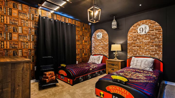 Ჯადოსნური ჰარი პოტერის თემატიკის ოთახი ჰოგვარტსის ექსპრეს საწოლებითა და მომაჯადოებელი დეკორით.