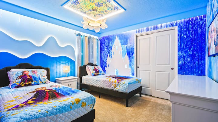 Მომაჯადოებელი გაყინული თემატიკის ოთახი ყინულოვანი დეკორით, მყუდრო საწოლებითა და მოციმციმე განათებით.