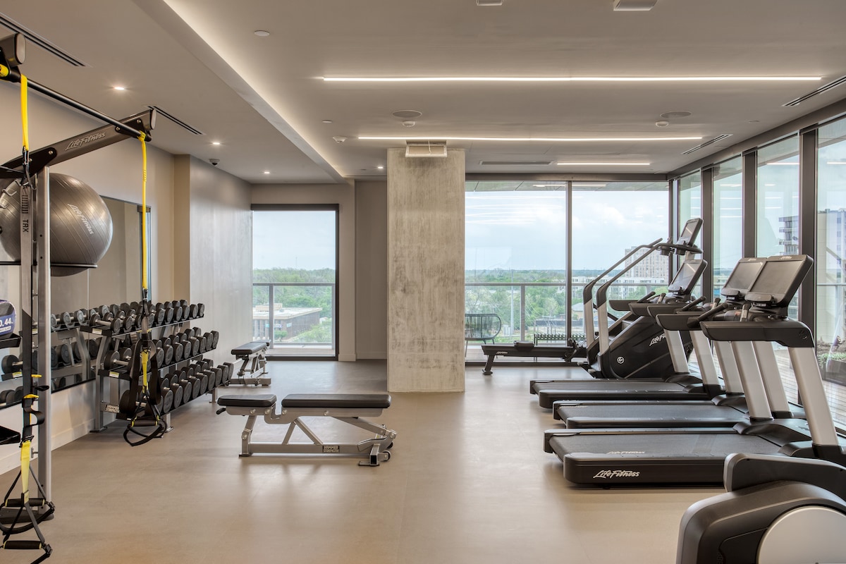 Rooftop Pool + Gym • Lady Bird Lake | Rodeo 31