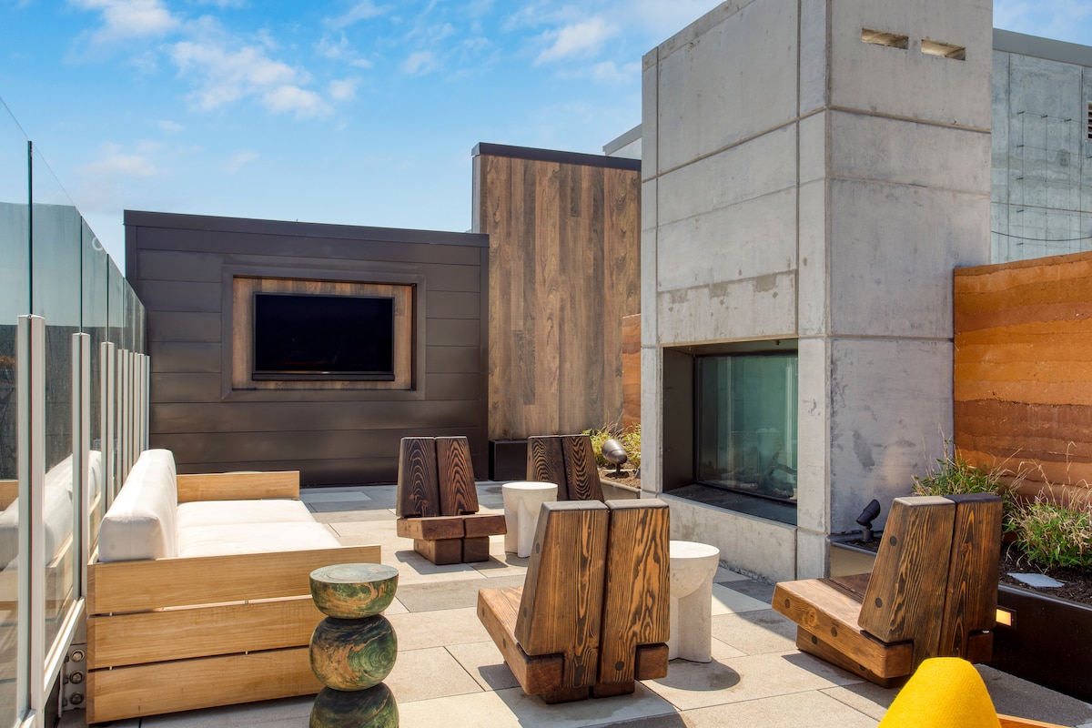 Rooftop Pool + Gym • Lady Bird Lake | Rodeo 31