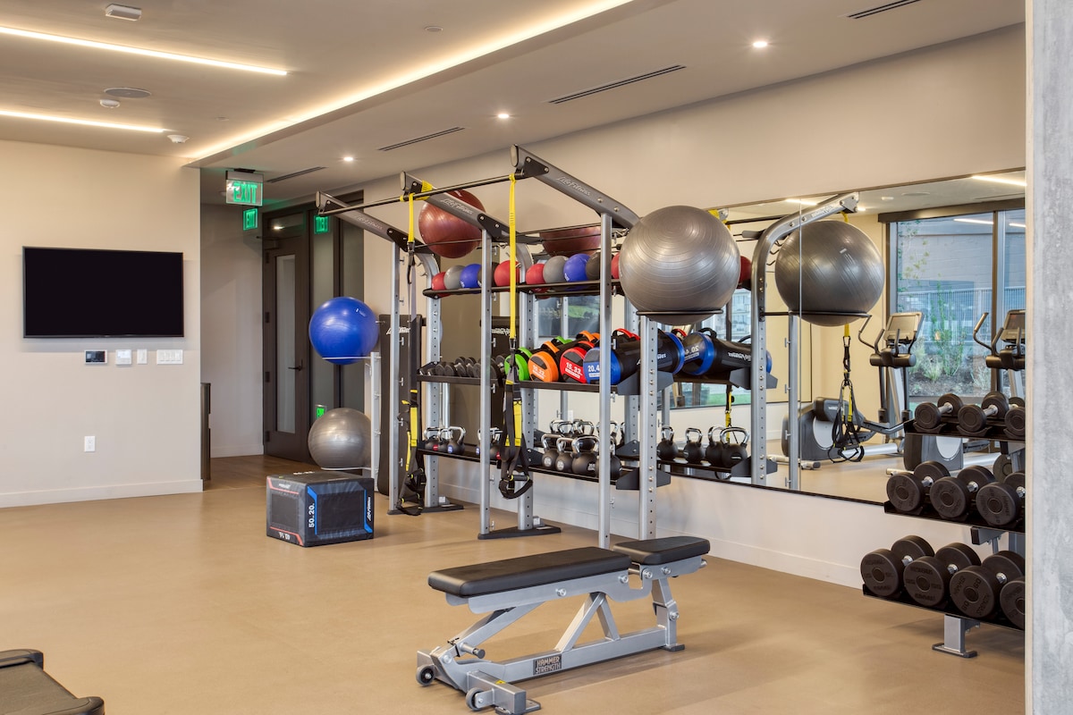 Rooftop Pool + Gym • Lady Bird Lake | Rodeo 31
