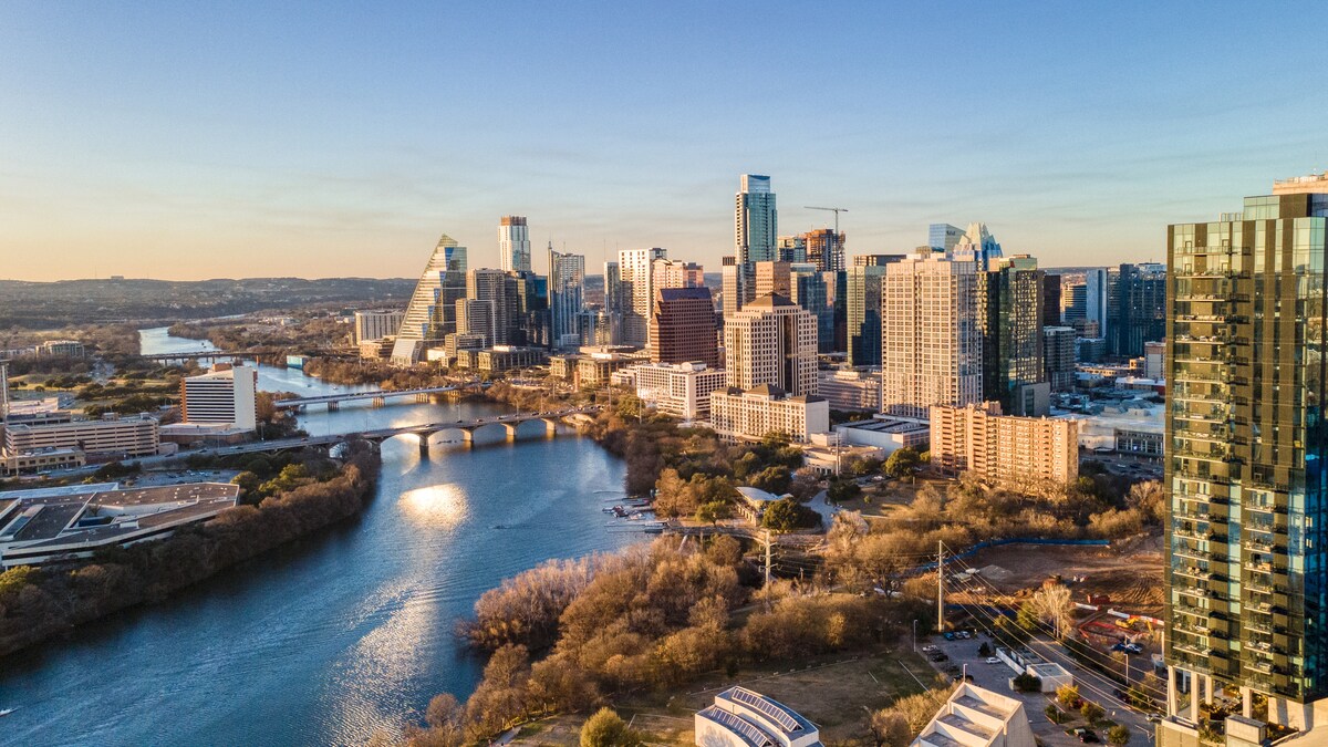 Rooftop Pool + Gym • Lady Bird Lake | Rodeo 31