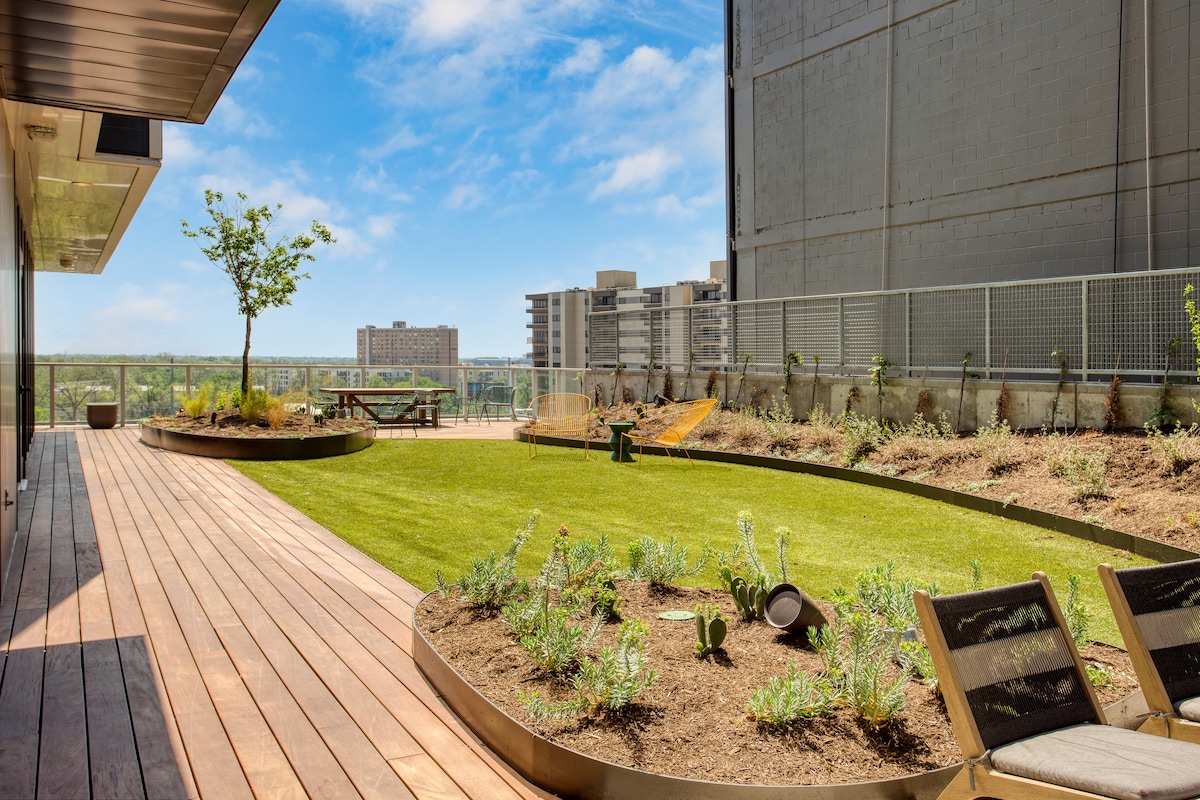 Rooftop Pool + Gym • Lady Bird Lake | Rodeo 31