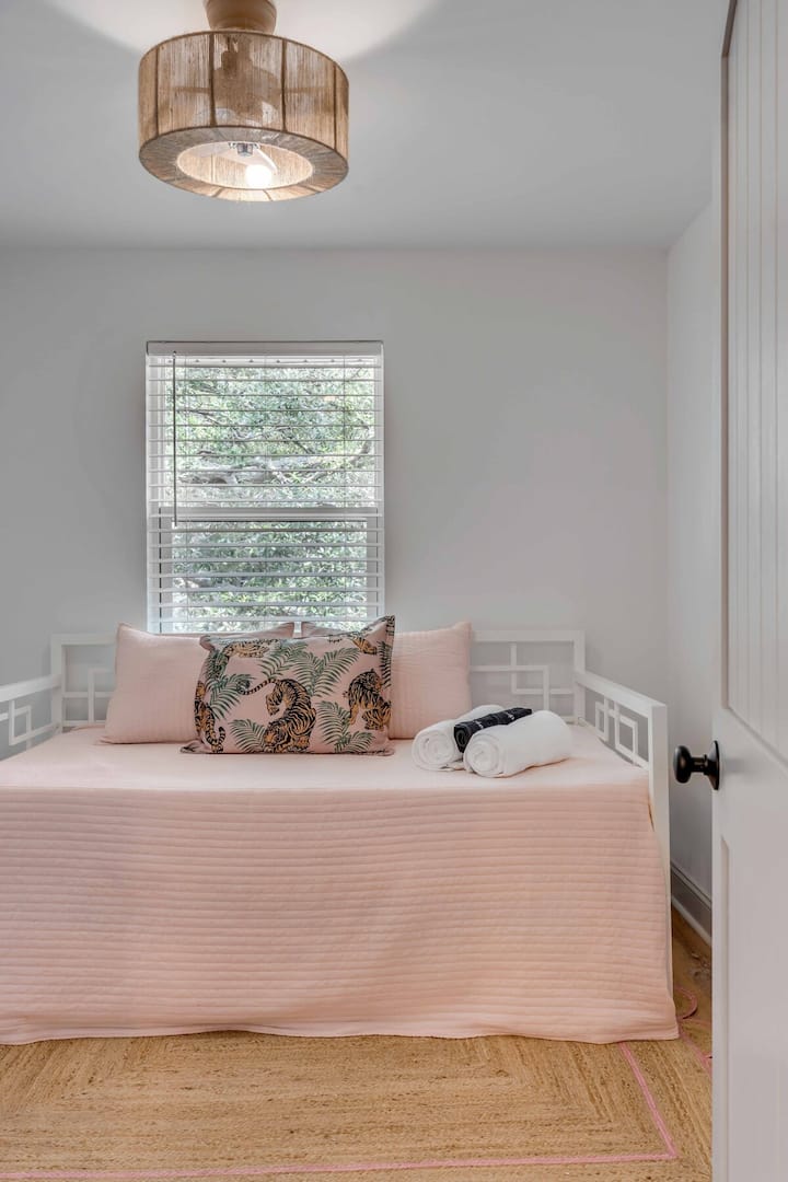 Paleta me ngjyra të buta e dhomës së gjumit 3 strehon një krevat dopio dhe një trung me dy krevate. 