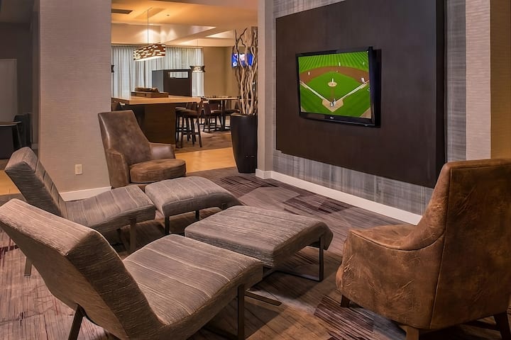 Pet-friendly Property! 3 Units, W/ Onsite Parking! - Arlington, VA