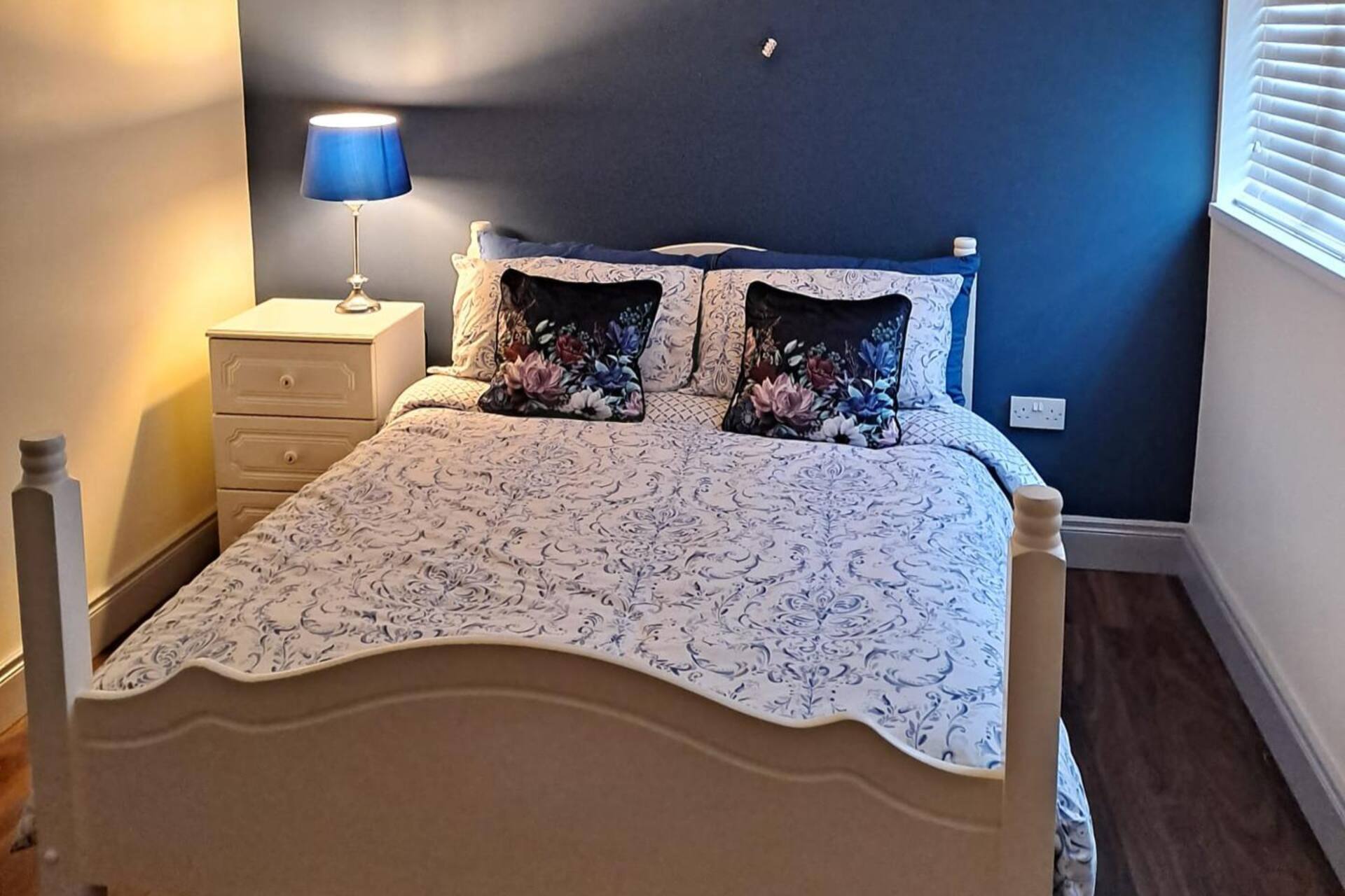 2-Bed Apartment Sleeps 6 with Parking — photo 2