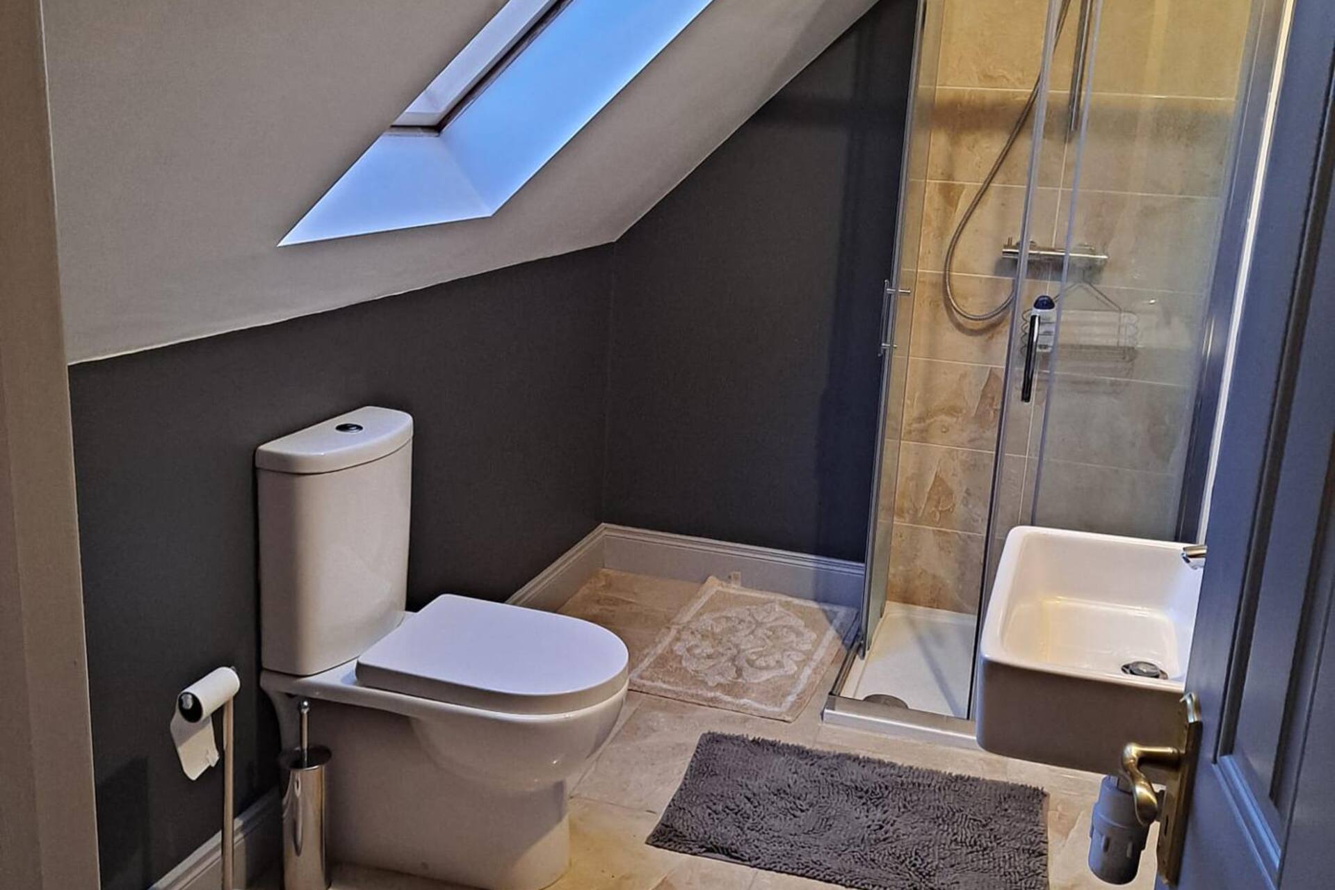 2-Bed Apartment Sleeps 6 with Parking — photo 4