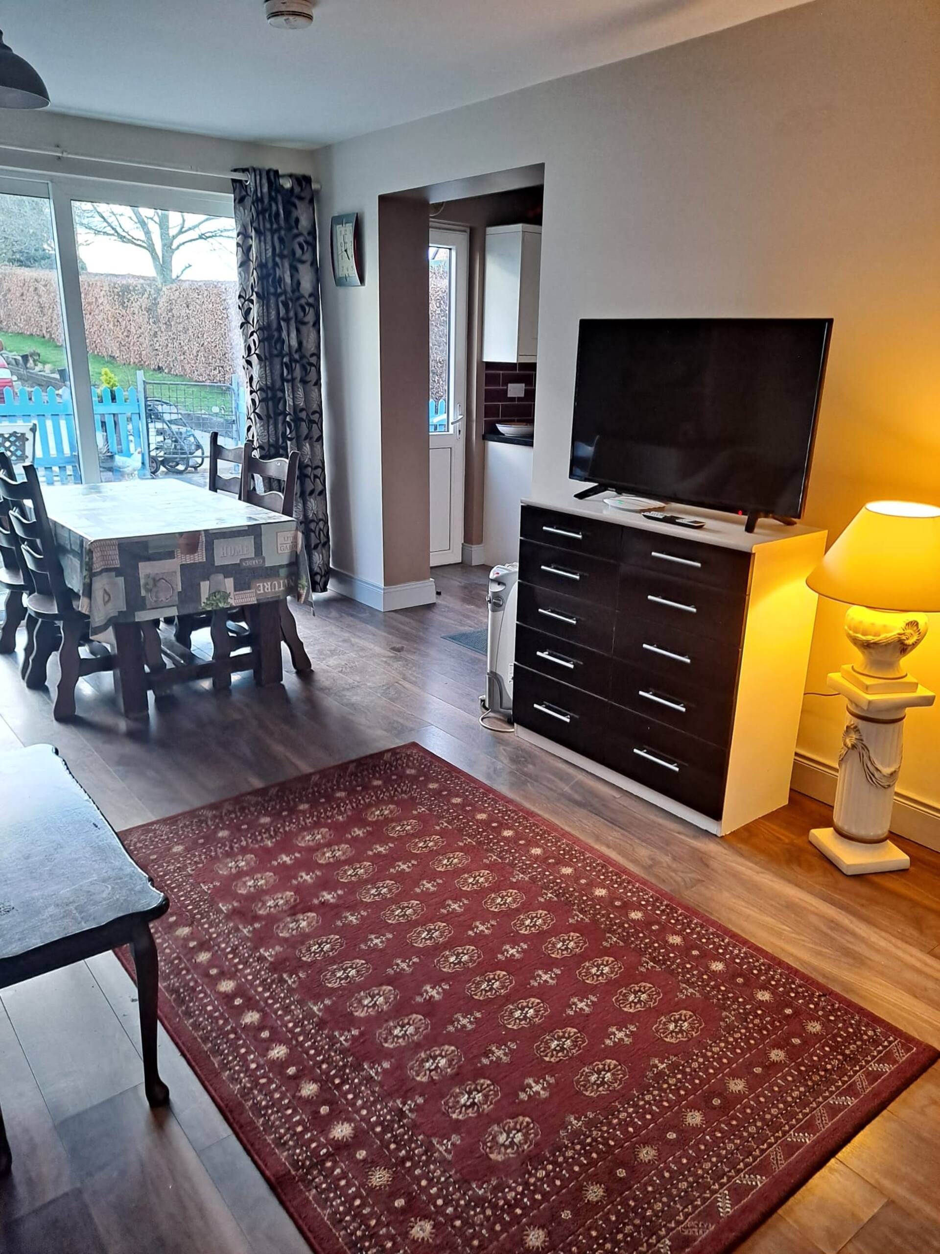 2-Bed Apartment Sleeps 6 with Parking — photo 3